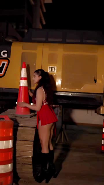 short dress dance video Girl Dance: Girl showed bold dance wearing mini dress on the roadside,  people went crazy after watching viral video