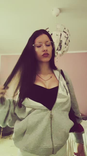 Emmā' 🫐 Shows Off Her Unique Style & Quirky Personality | Video